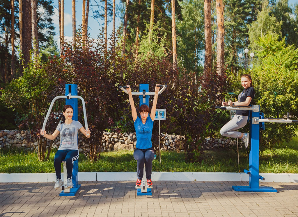 Slim body with the help of outdoor exercise machines